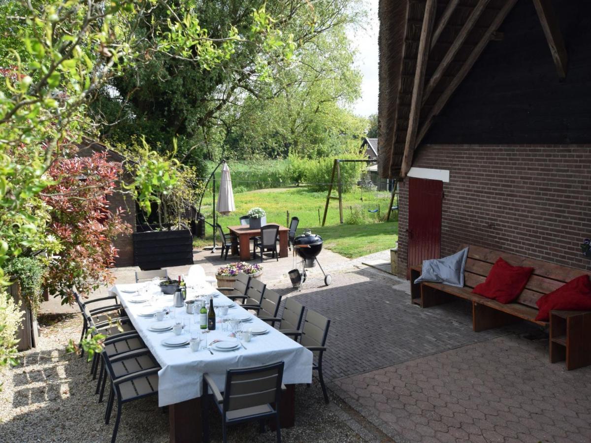 Quaint Farmhouse Near River In Oosterwijk Leerdam Bagian luar foto