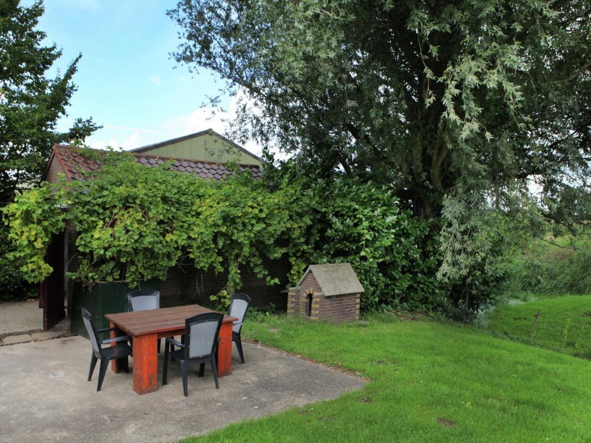 Quaint Farmhouse Near River In Oosterwijk Leerdam Bagian luar foto